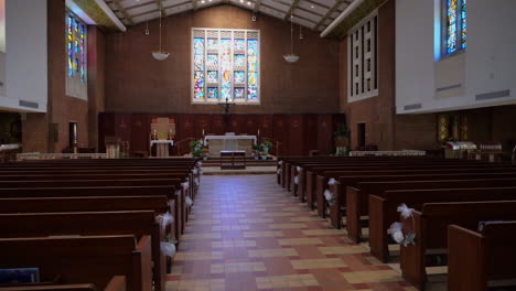 interior de la iglesia católica con decoraciones de ceremonia de boda