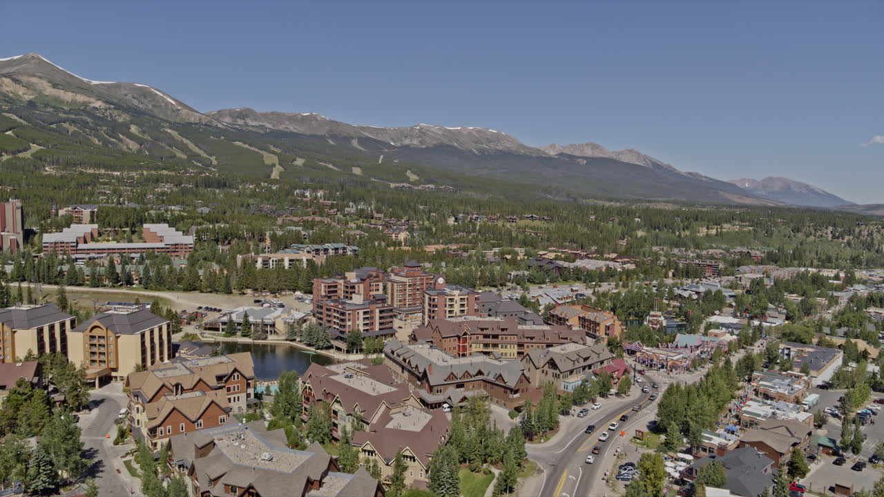 브레켄리지 콜로라도 공중 v8은 여름에 조용한 스키 마을 위로 낮게 날고 있습니다 - dji inspire 2, x7, 6k - 2020년 8월