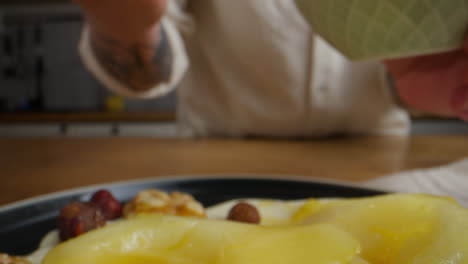 honey drizzled pears with yogurt and nuts