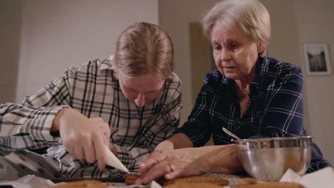 abuela y nieta horneando galletas juntas