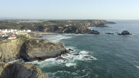 Olas-Rompiendo-Contra-La-Costa-Y-Los-Acantilados-De-Zambujeira-Do-Mar