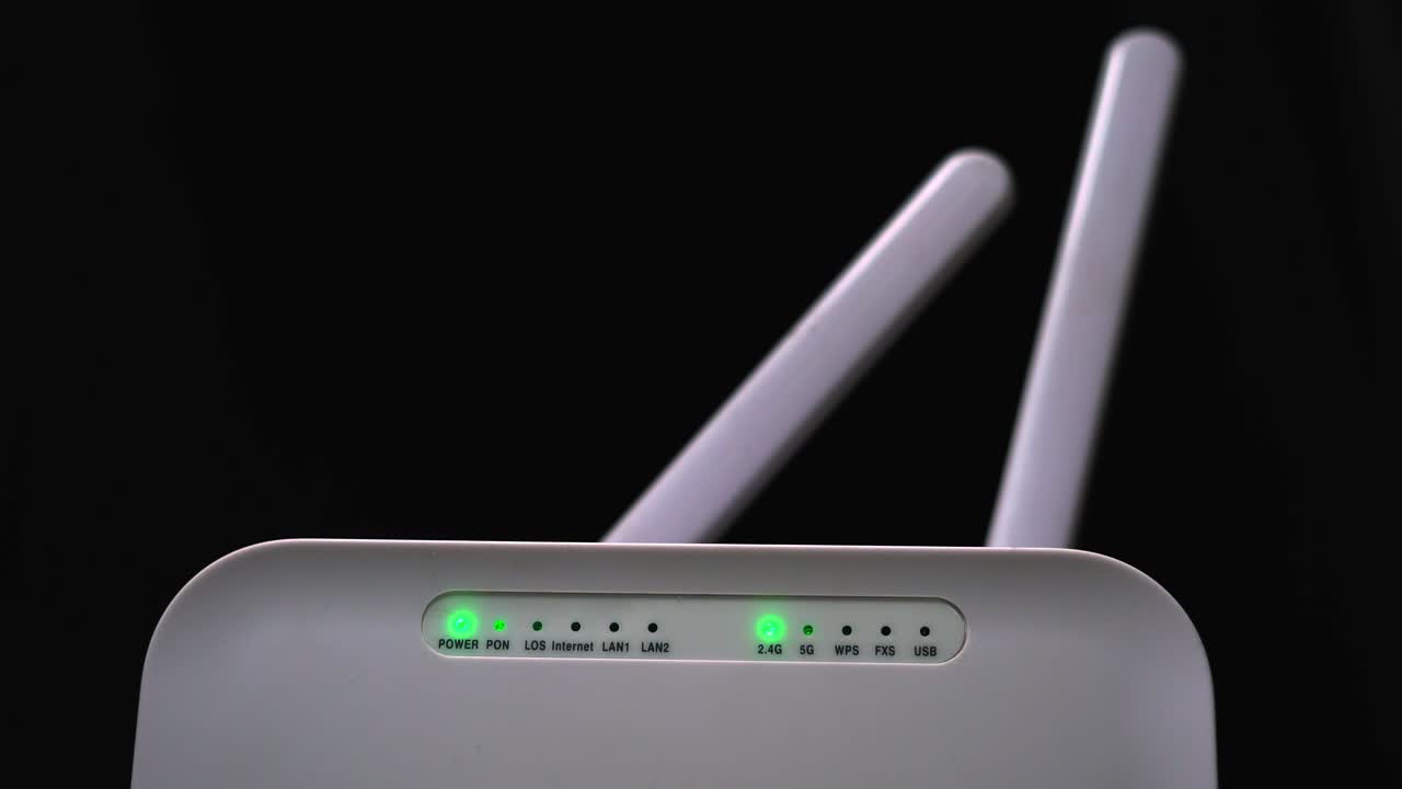 prueba de energía del enrutador wifi de color blanco en primer plano led parpadeo de red encendido apagado