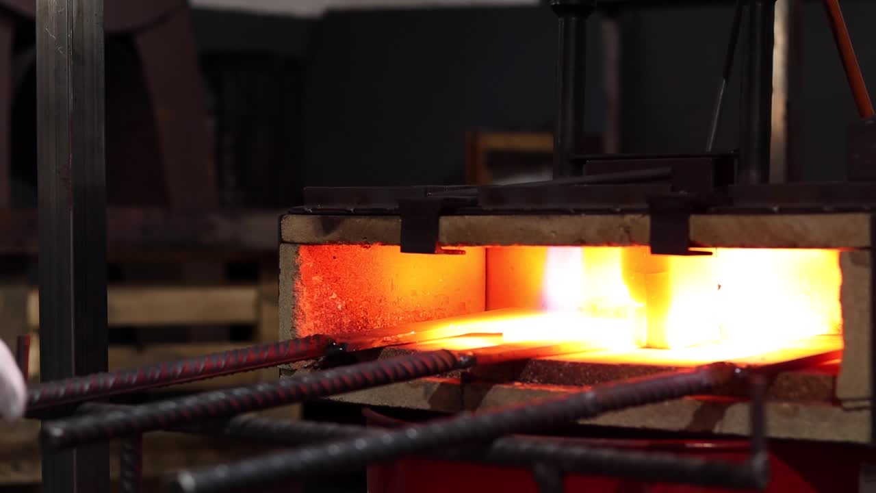 Bruciatura di dettagli metallici nel forno in officina