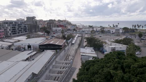 Vista-Aérea-De-Drones-Del-Metro-Llegando-A-La-Estación-De-Metro-Elifelet-En-Tel-Aviv.