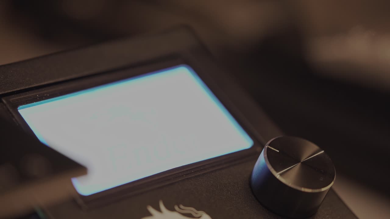 파란색 백라이트로 전원을 켜기 시작하는 d 프린터