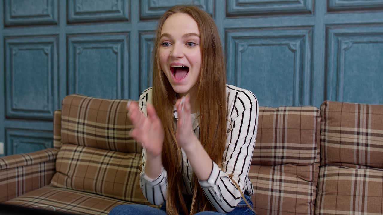 mujer cliente celebrando la oferta ganadora o obteniendo una oferta de descuento de compras de comercio electrónico en la computadora portátil