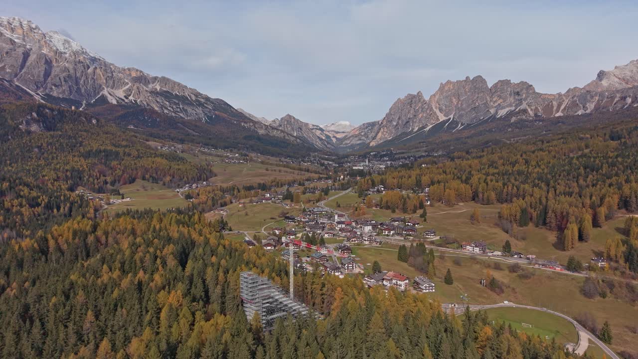 Ripresa con drone dell'impalcatura e della gru del trampolino da sci a Cortina d’Ampezzo, Dolomiti