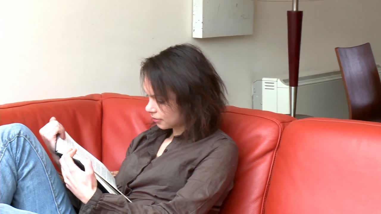 잡지를 읽는 지식인 여성