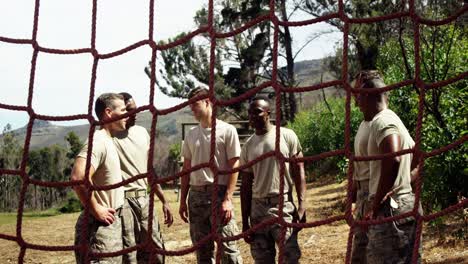 soldados militares interactuando entre sí en el campamento de entrenamiento 4k