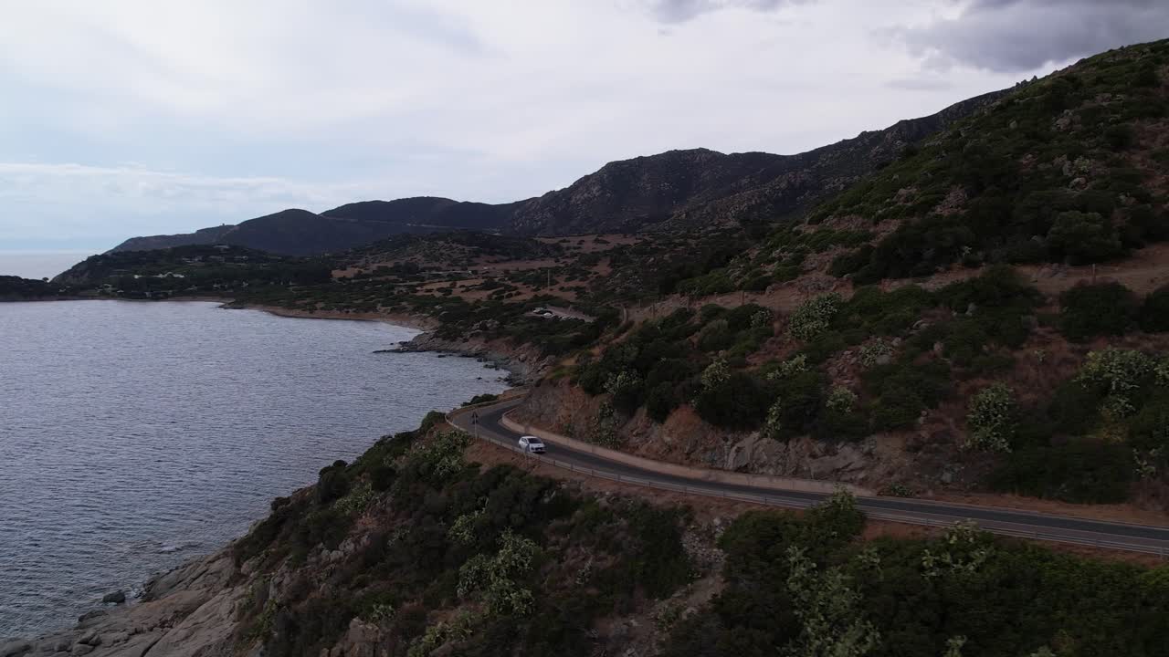 vista aérea de la sinuosa carretera costera en villaggio mandorli en sadrinia en un día nublado