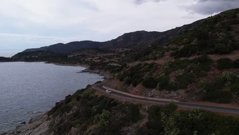 Vista-Aérea-De-La-Sinuosa-Carretera-Costera-En-Villaggio-Mandorli-En-Sadrinia-En-Un-Día-Nublado