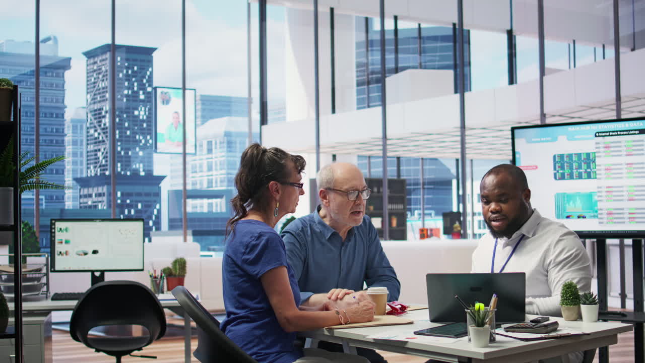 연금 계획을 논의하기 위해 금융 전문가와 협의하는 고령자