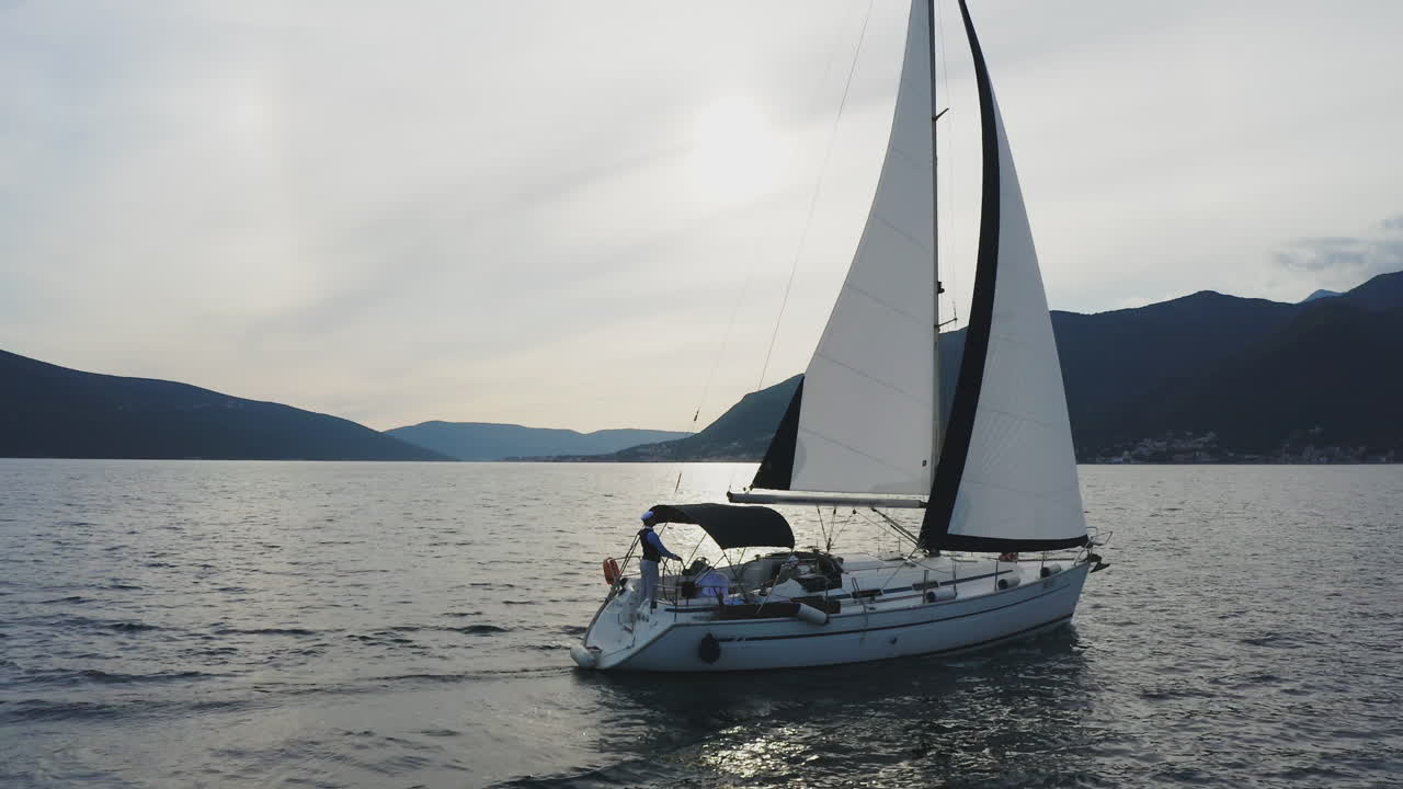 un yate de vela en una bahía serena