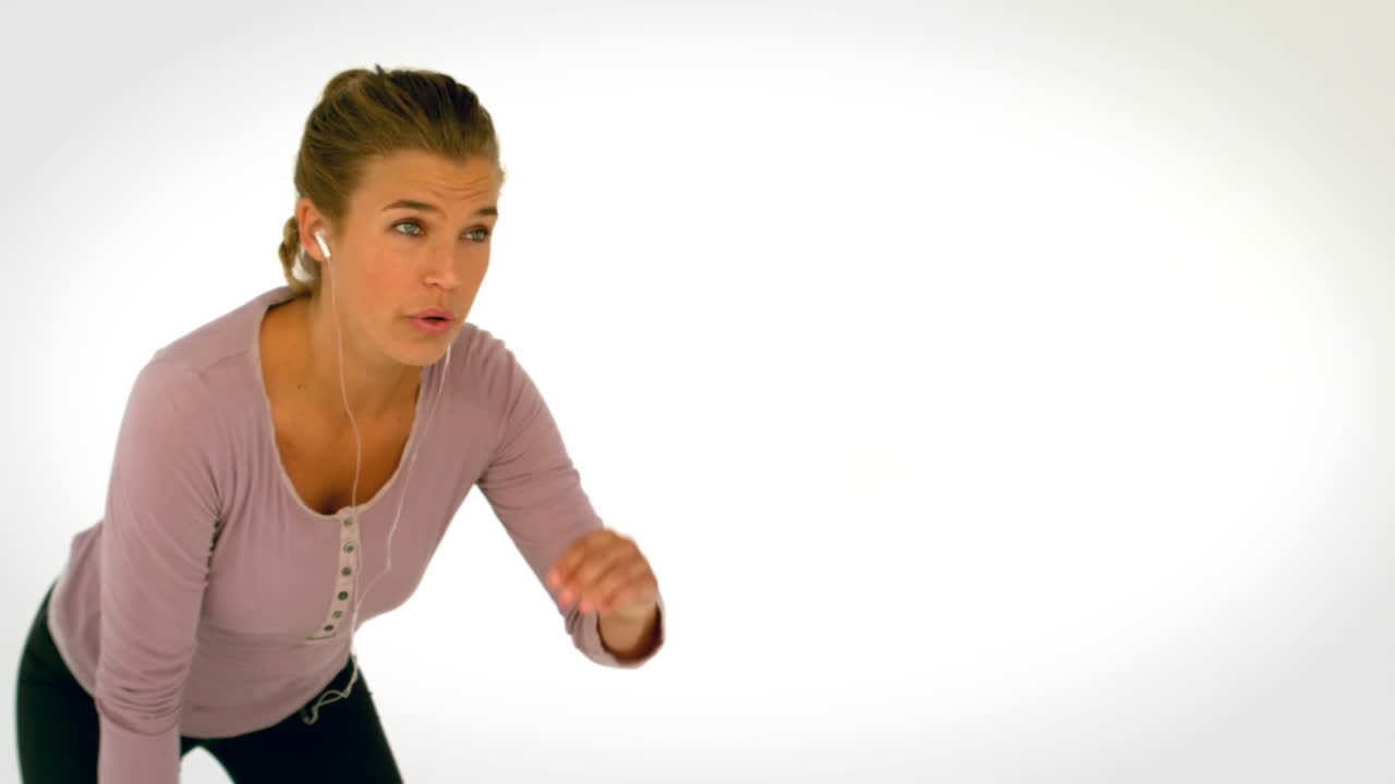 una corredora agotada tomando un descanso