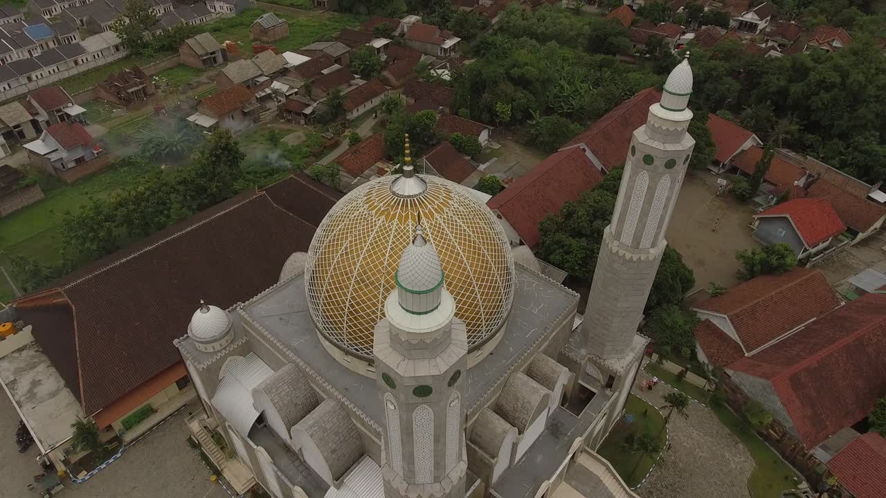 edificio de mezquita con arquitectura de oriente medio cerca de la carretera de peaje trans java en indonesia