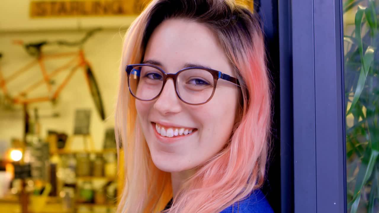 propietaria de la mujer de pie en la entrada 4k