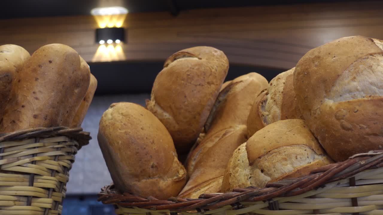 cerca de pan recién horneado en una canasta