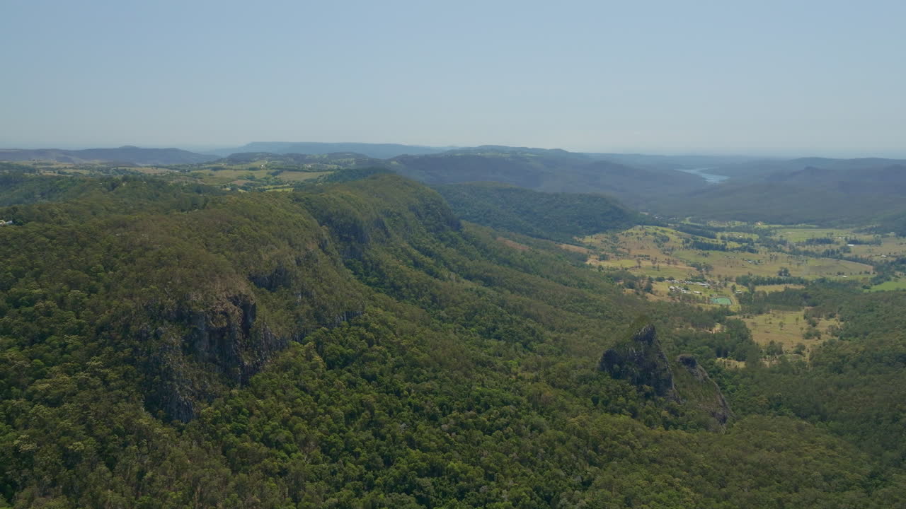 vista panorámica de alto nivel del avión no tripulado sobre las cimas de los árboles de la montaña binna burra, cámara lenta 4k, queensland, australia