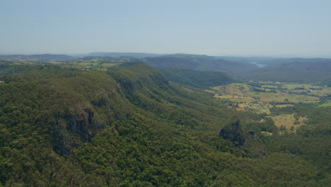 Hochrangiger-Drohnenblick-über-Die-Baumwipfel-Des-Binna-Burra-Gebirges,-Zeitlupe-4k,-Queensland,-Australien