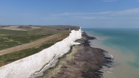 cabeza de playa acantilados blancos siete hermanas vista de avión no tripulado de la costa sur de inglaterra cielo azul, avión no pilotado, aéreo