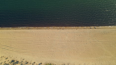 Ruhiges-Meer-Mit-Goldener-Sandküste-In-El-Rompido,-Spanien