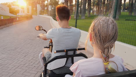 Kinder-Fahren-Mit-Einem-Elektroroller-Unterhaltsam-Im-Resort