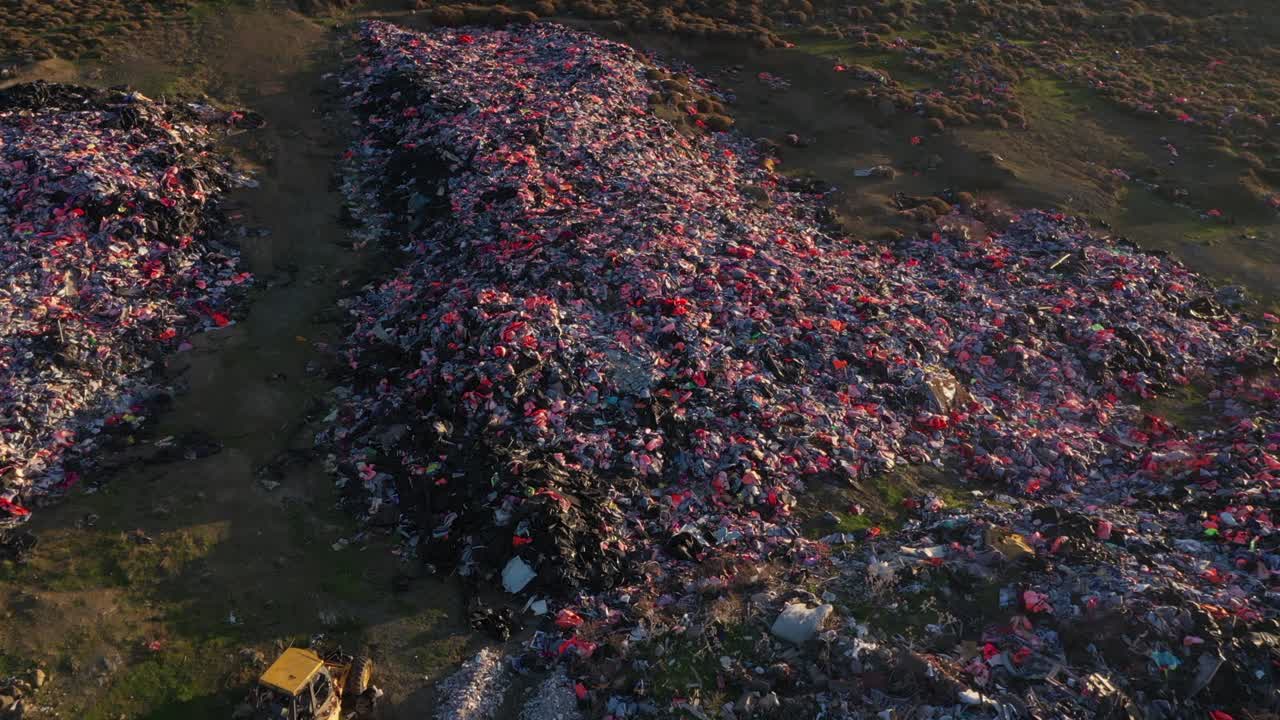 miles de chalecos salvavidas de refugiados en lesbos estableciendo antena