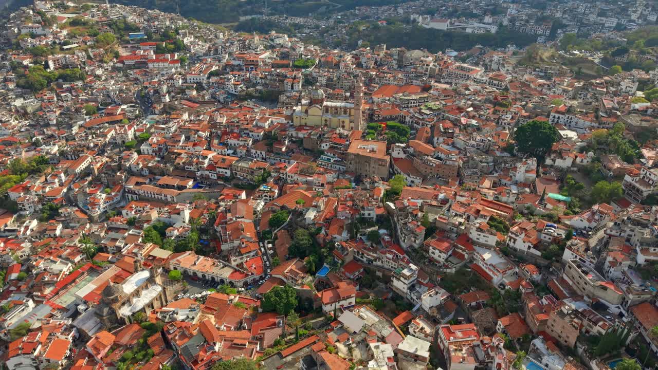 Vista aérea panorâmica da cidade de Taxco de Alarcón, Guerrero, México, com telhados de telha e luz suave do entardecer