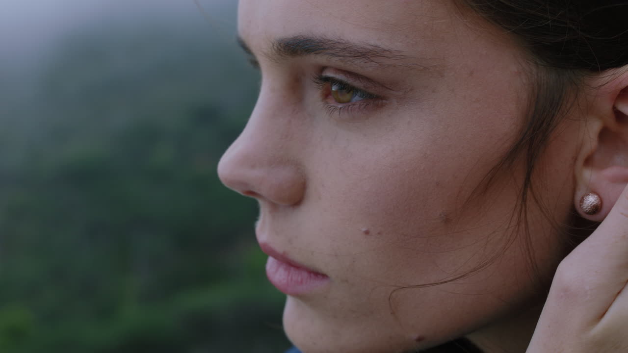 아름다운 여성의 초상화 웃으며 평화로운 시골을 즐기고 휴가 여행 모험에서 자유를 탐험하고 바람이 불고 있는 머리카락