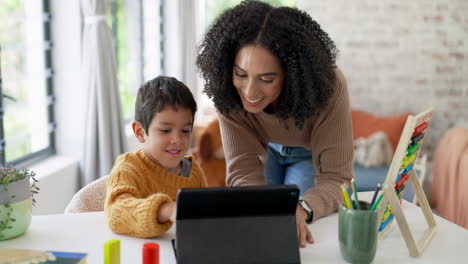 Mamá,-Choca-Esos-Cinco-O-Niño-Con-Tableta-Para-Aprendizaje-Electrónico