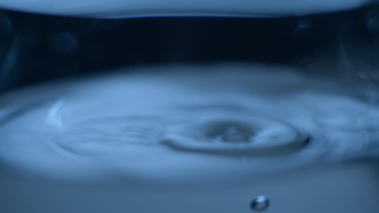 유리 안의 물방울