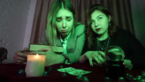 dos mujeres involucradas en una sesión de adivinación