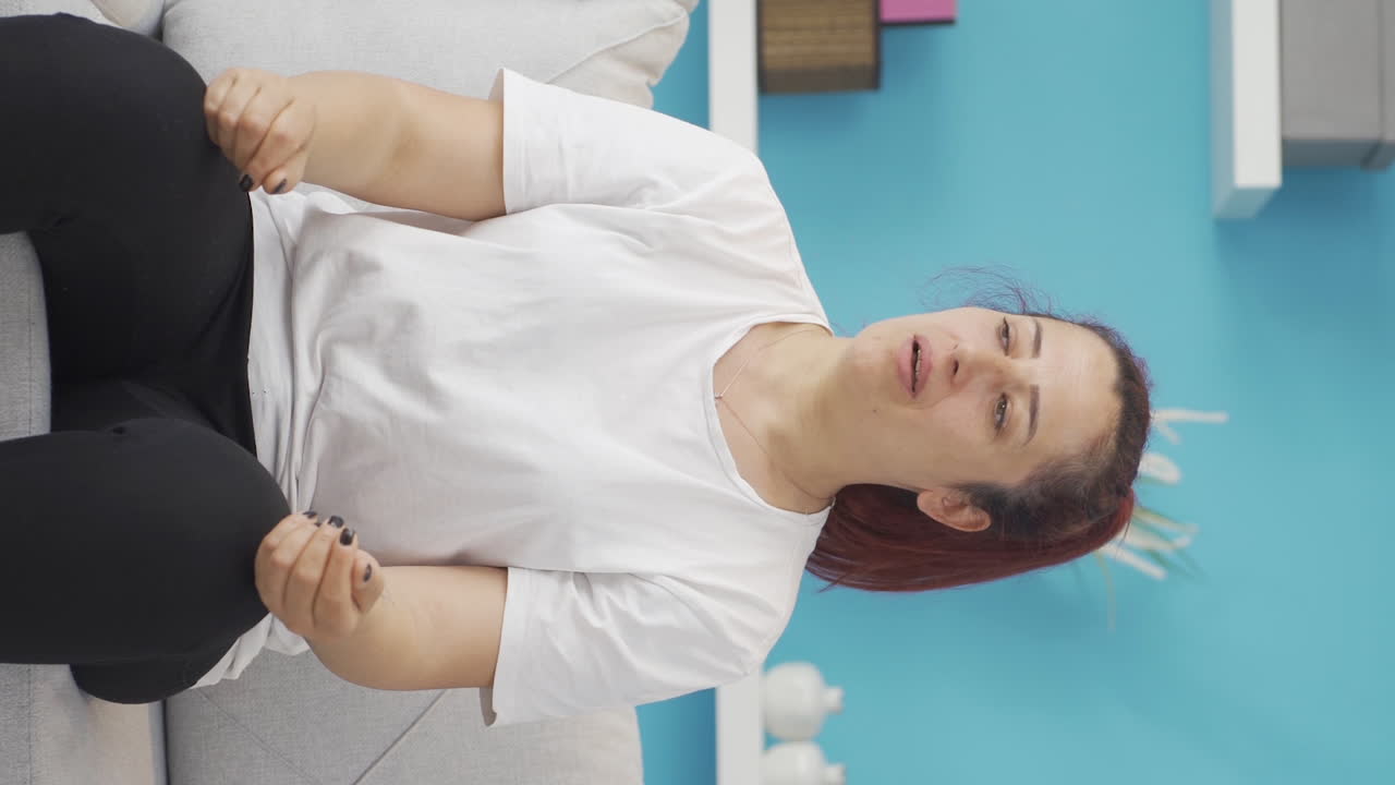 vídeo vertical de una mujer auto motivada.