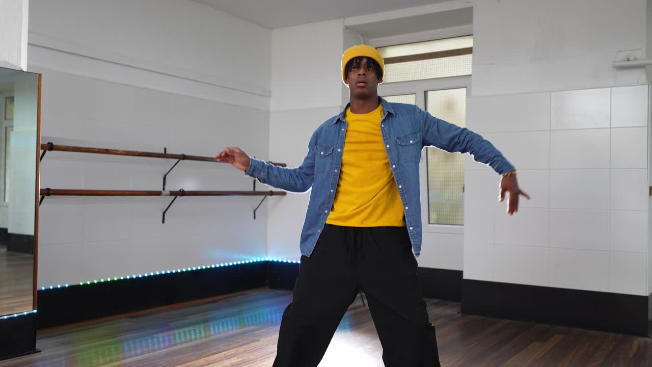Homem dançando em estúdio de dança