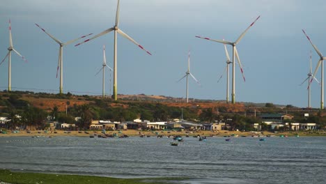 turbinas eólicas junto a la playa en son hai, vietnam