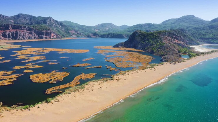 Ampio estuario del fiume separato dal Mar Mediterraneo da una stretta spiaggia a lingua di sabbia bianca, spiaggia di Iztuzu, Dalyan, Turchia