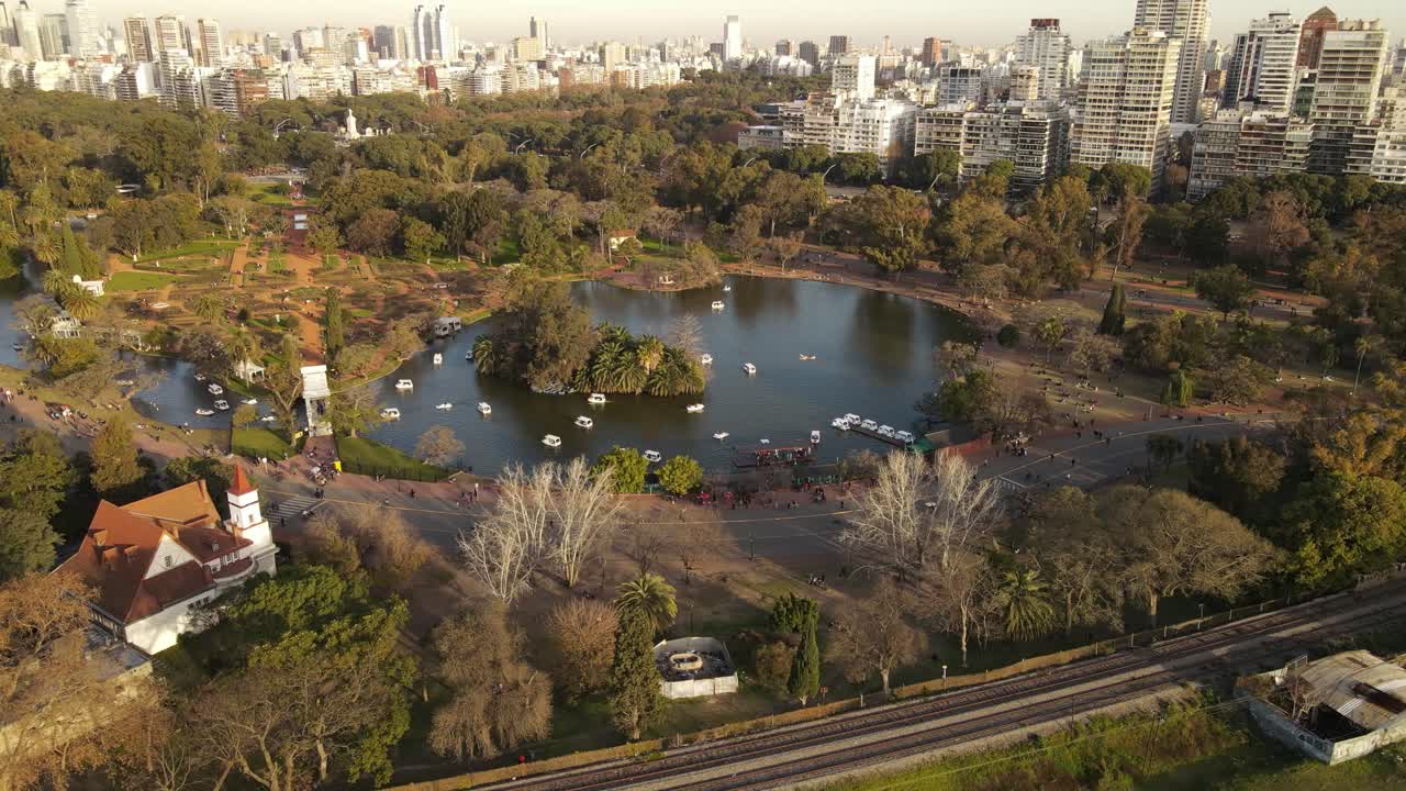 阿根廷布宜諾斯艾利斯郊區城市公園上空無人機飛行