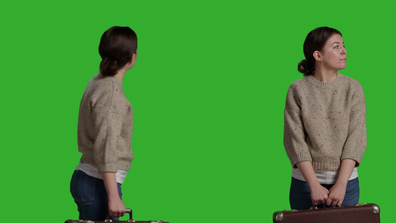 초록색 화면에 수하물을 가진 여자