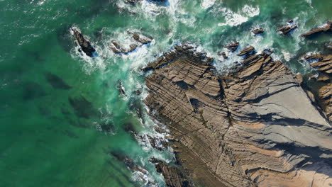 Vista-Aérea-Del-Cabo-Norte-De-Praia-Da-Amoreira-Con-Olas-Rompiendo-En-Las-Formaciones-Rocosas.