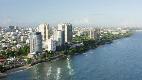 rascacielos frente al mar a lo largo del malecón en santo domingo