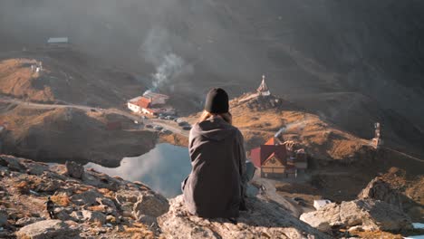 mujer con vistas desde la cima de la montaña, transfagarasan, rumania