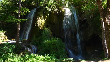 Cascada-En-La-Naturaleza-Rodeada-De-Vegetación-Y-árboles