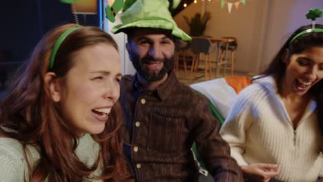 pov toma de amigos vestidos con novedades irlandesas y accesorios en casa o en el bar posando para selfies celebrando en la fiesta del día de san patricio en tiempo real 1