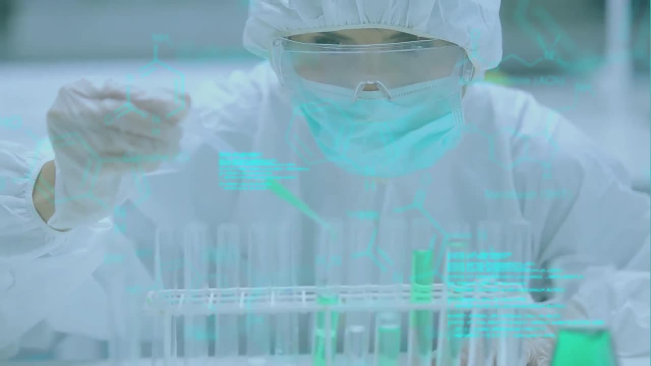 animación de procesamiento de datos médicos sobre una científica caucásica que trabaja en un laboratorio