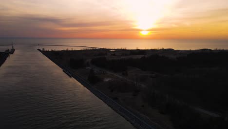 channel between a great lake and an inland one