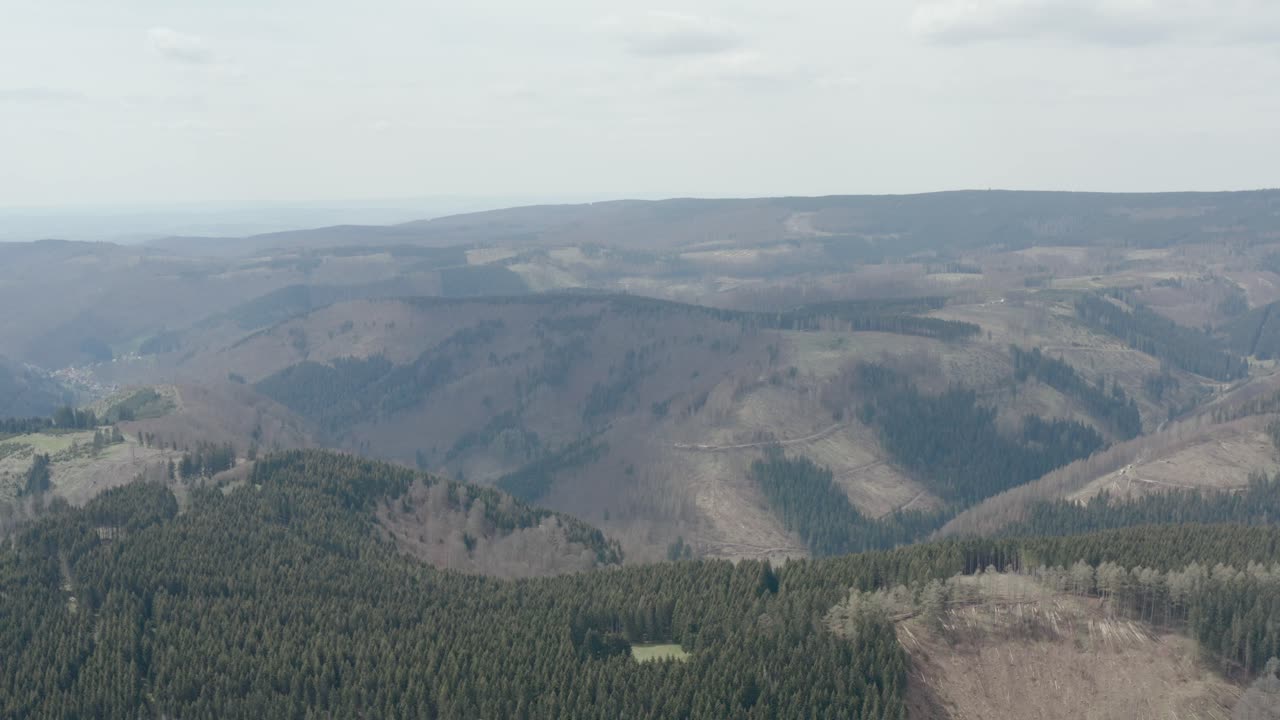 vistas aéreas de drones del parque nacional de harz en alemania central