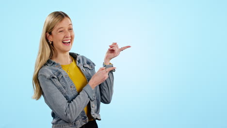 señalando, sonrisa y cara de mujer en un estudio