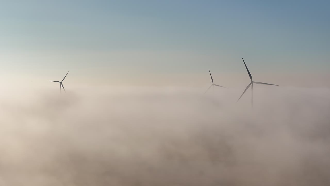 낮은 안개가 주변 농경지를 고 있기 때문에 해가 뜨면 풍차의 드론 뷰
