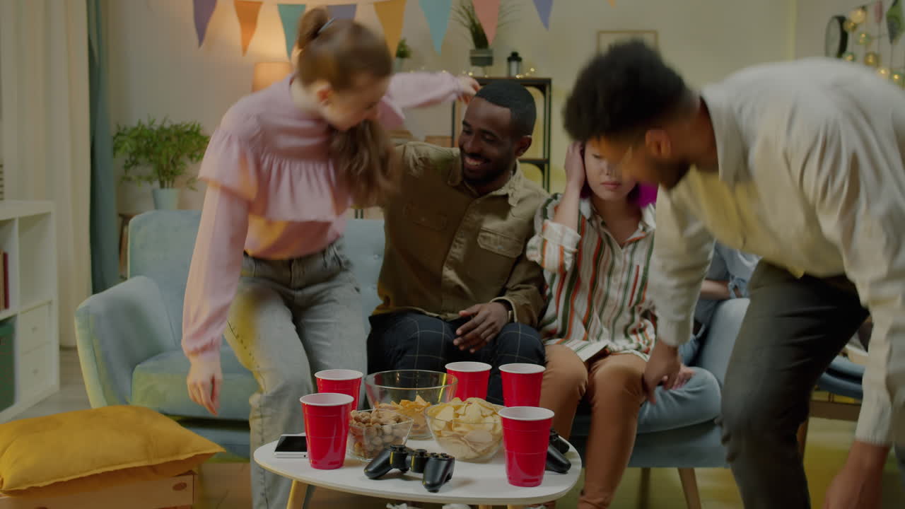 amigos divirtiéndose en una fiesta