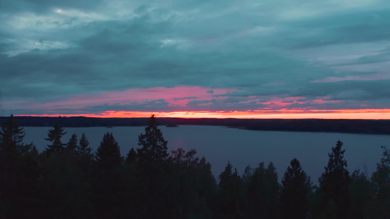 puesta de sol en finlandia por drone en bosque 4k